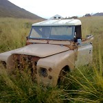 Myndin er af Landrover hræi úti í sveit